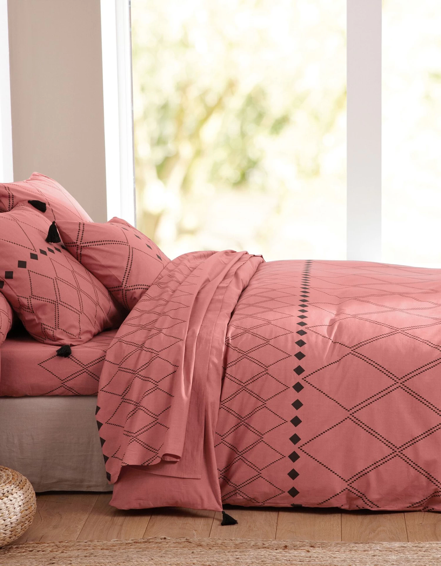 Linge De Lit Massai Coton à Motifs Graphiques Et Finitions Pompons – Image 2