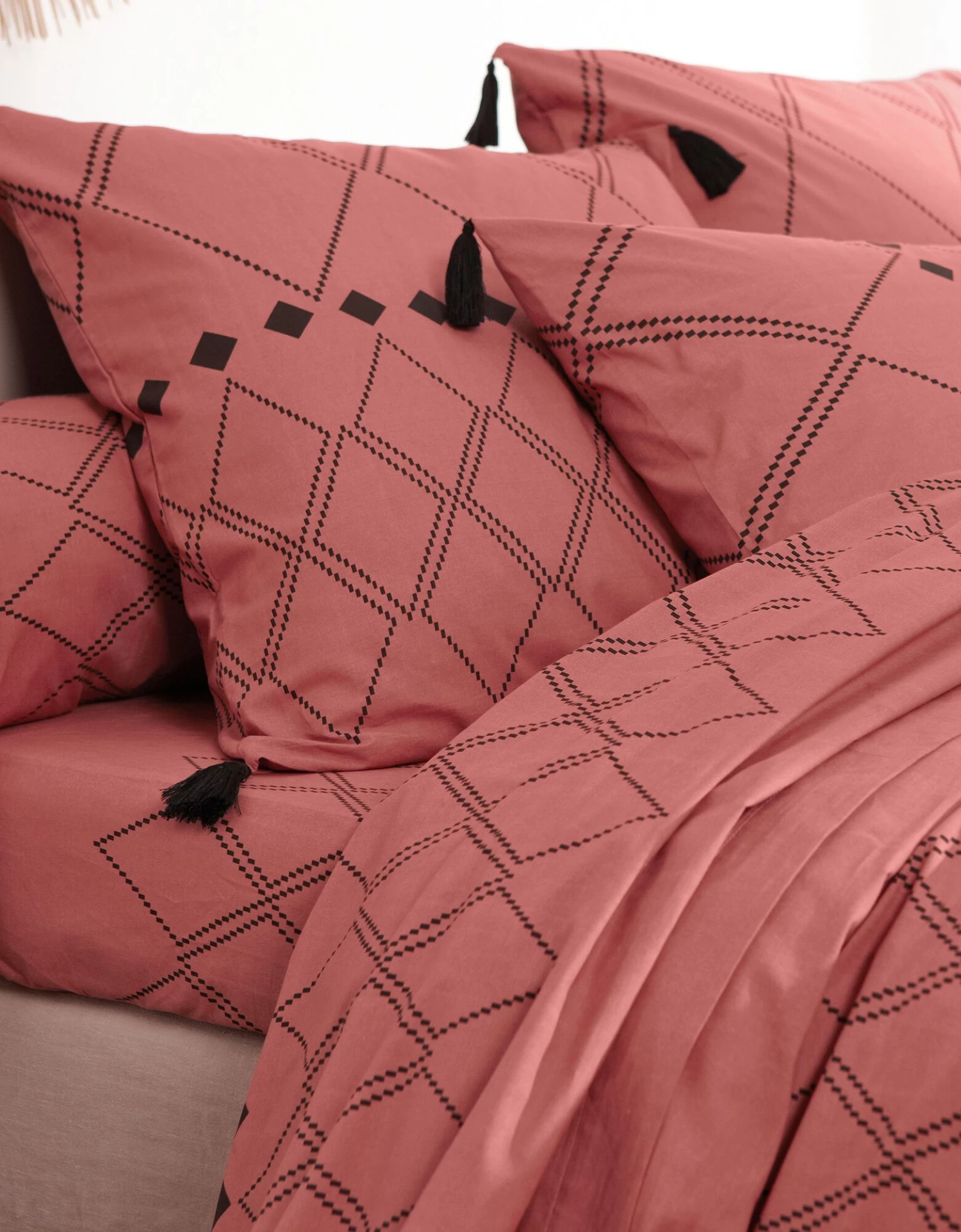 Linge De Lit Massai Coton à Motifs Graphiques Et Finitions Pompons – Image 5